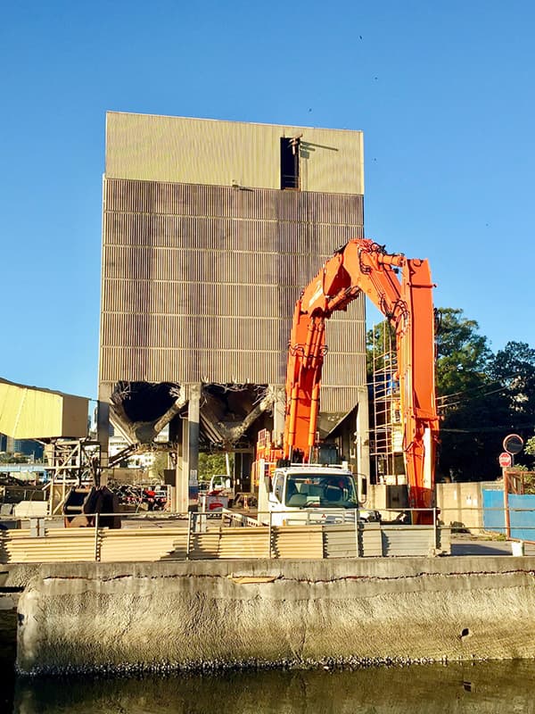 Hanson concrete batching plant demolition (photo: Phil Vergison)